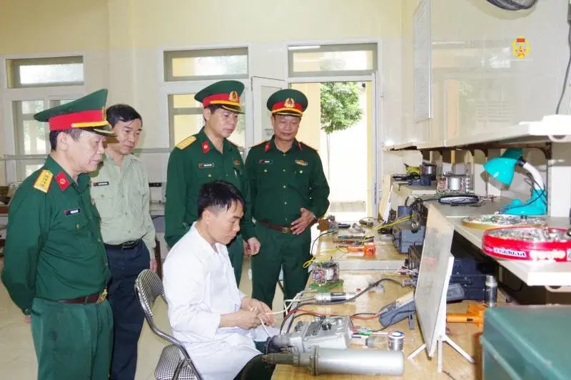 Phó tư lệnh binh chủng kiểm tra công tác sửa chữa tại Nhà máy