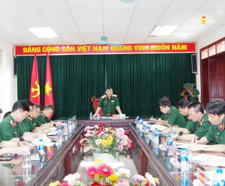 Tư lệnh binh chủng kiểm tra và làm việc tại Nhà máy