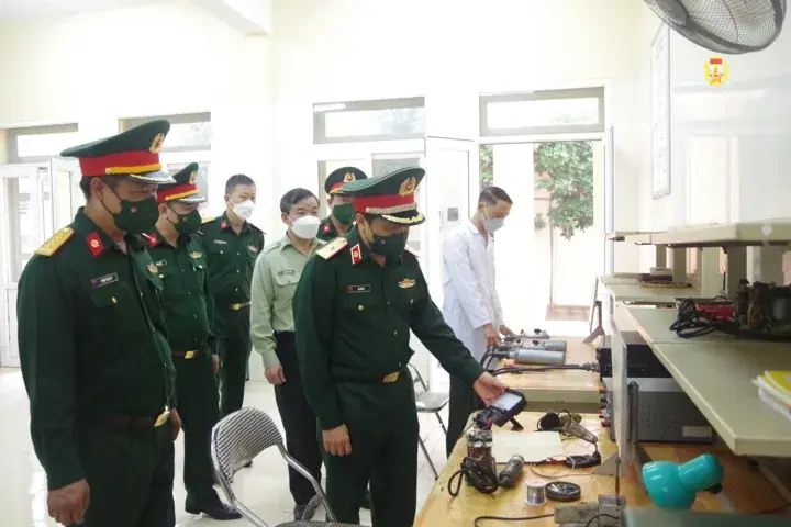 TƯ LỆNH BINH CHỦNG KIỂM TRA VÀ LÀM VIỆC VỚI NHÀ MÁY X61